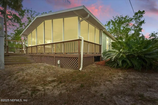 a view of a house with backyard and garden