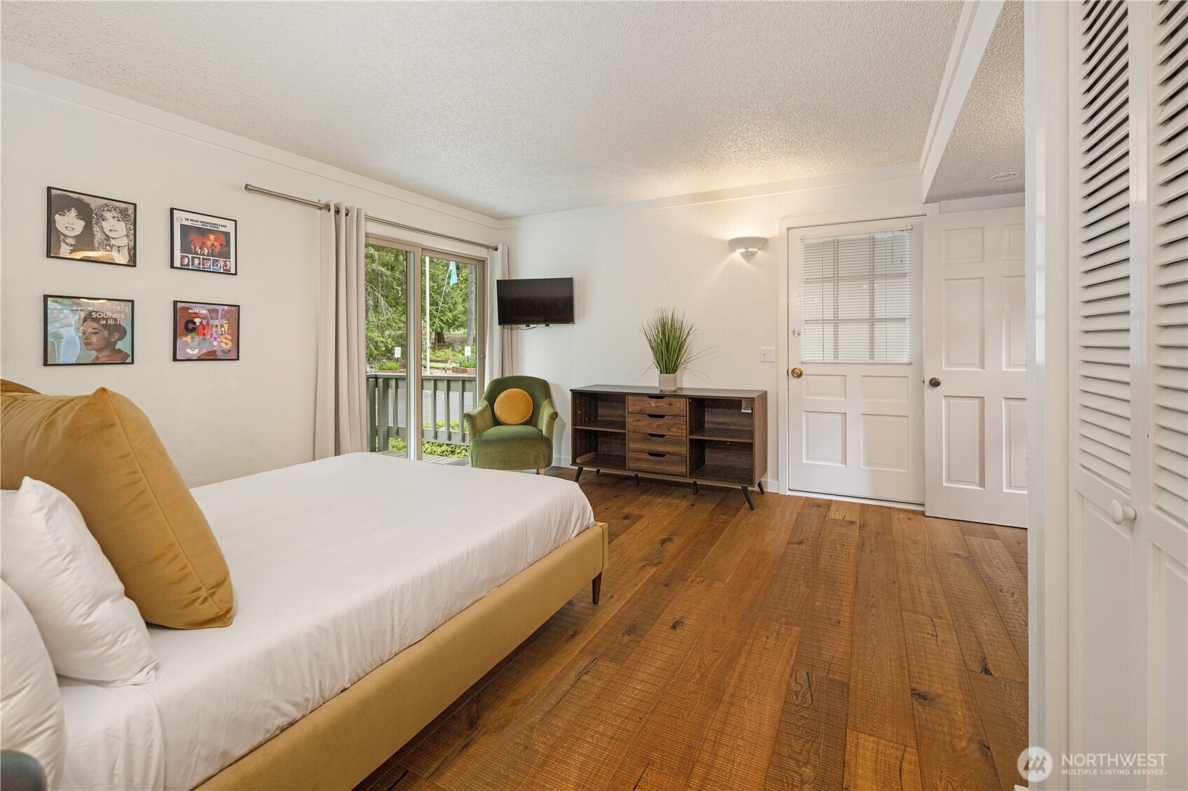 98 Armadale Road, Unit 215 Friday Harbor, WA 98250 - Photo 11 of 39 a spacious bedroom with a bed and wooden floor