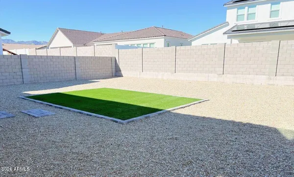 a view of a backyard
