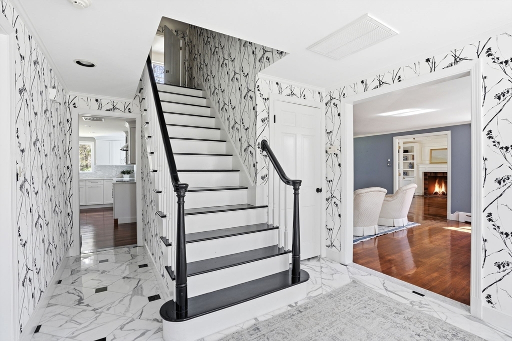 192 Prospect Street Hingham, MA 02043 - Photo 11 of 37