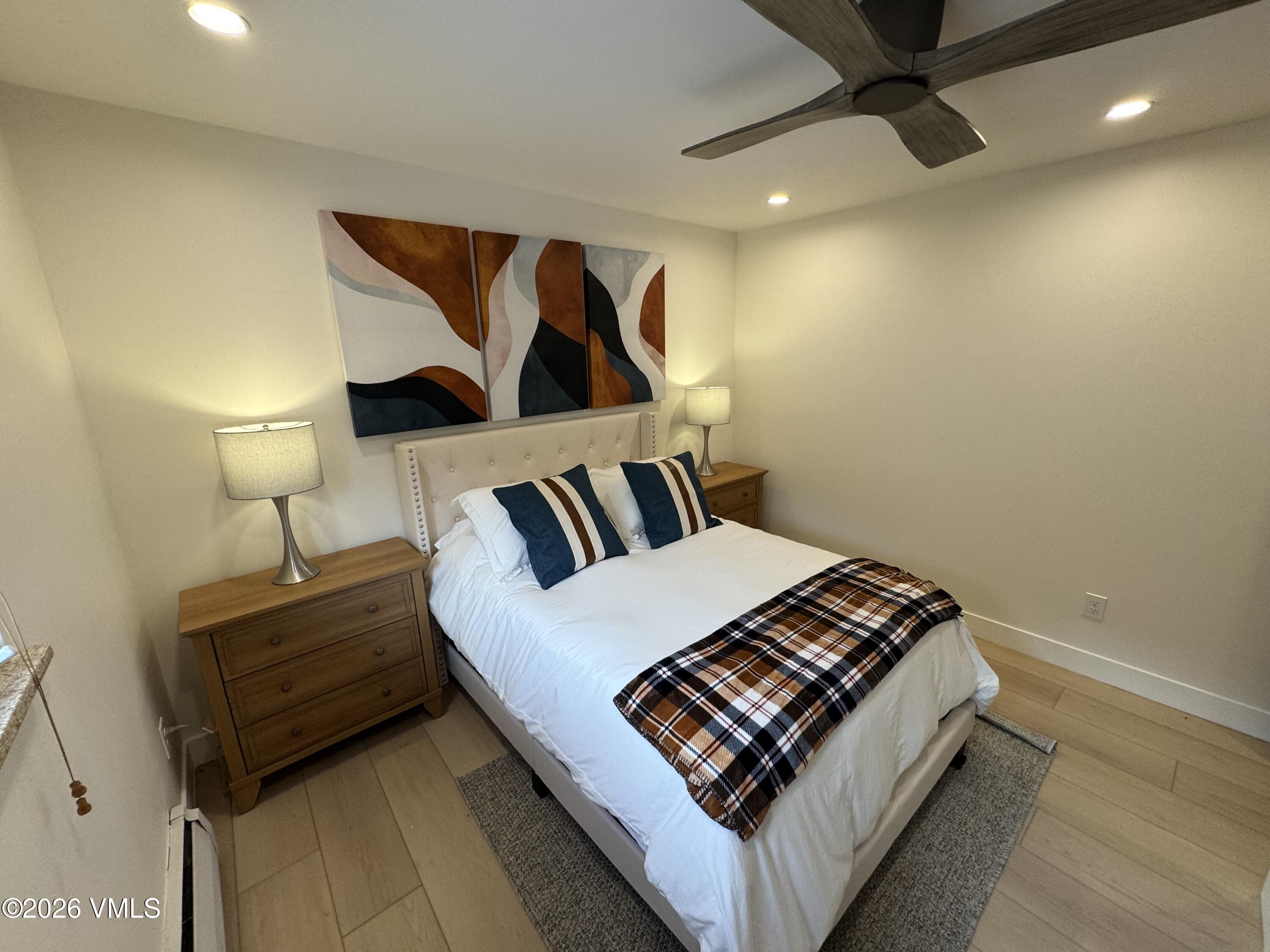 4133 Spruce Way, Unit 6 Vail, CO 81657 - Photo 5 of 11 a bedroom with a bed and lamp