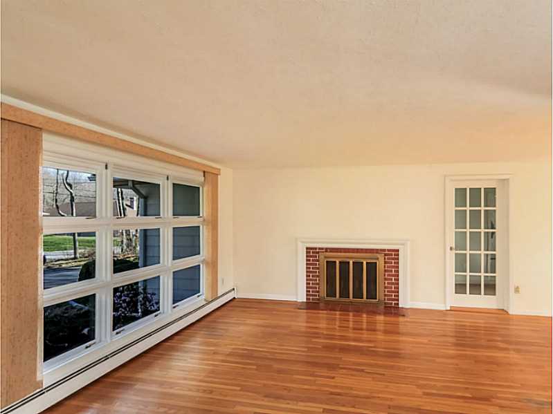 33 Angell Road Lincoln, RI 02865 - Photo 5 of 20 Living Room.