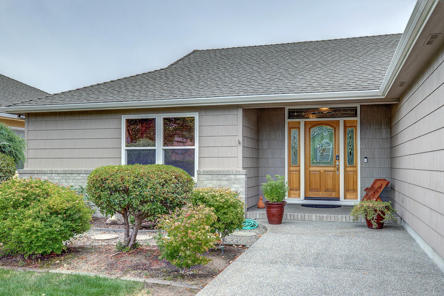 509 Ridgeway Avenue Central Point, OR 97502 - Photo 3 of 32 Front Entry