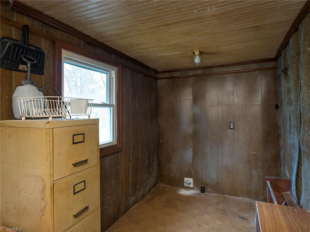8564 Benbow-Merrill Road Oak Ridge, NC 27310 - Photo 11 of 20 Lg mudroom with washer and dryer hookups