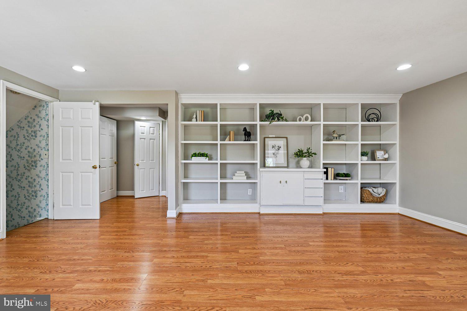 10706 Stoneyhill Drive Silver Spring, MD 20901 - Photo 22 of 50 Living area ajoins full bath & bonus room