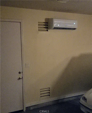 a view of a small garden with white flowers