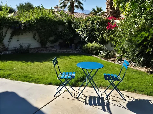 a view of a back yard