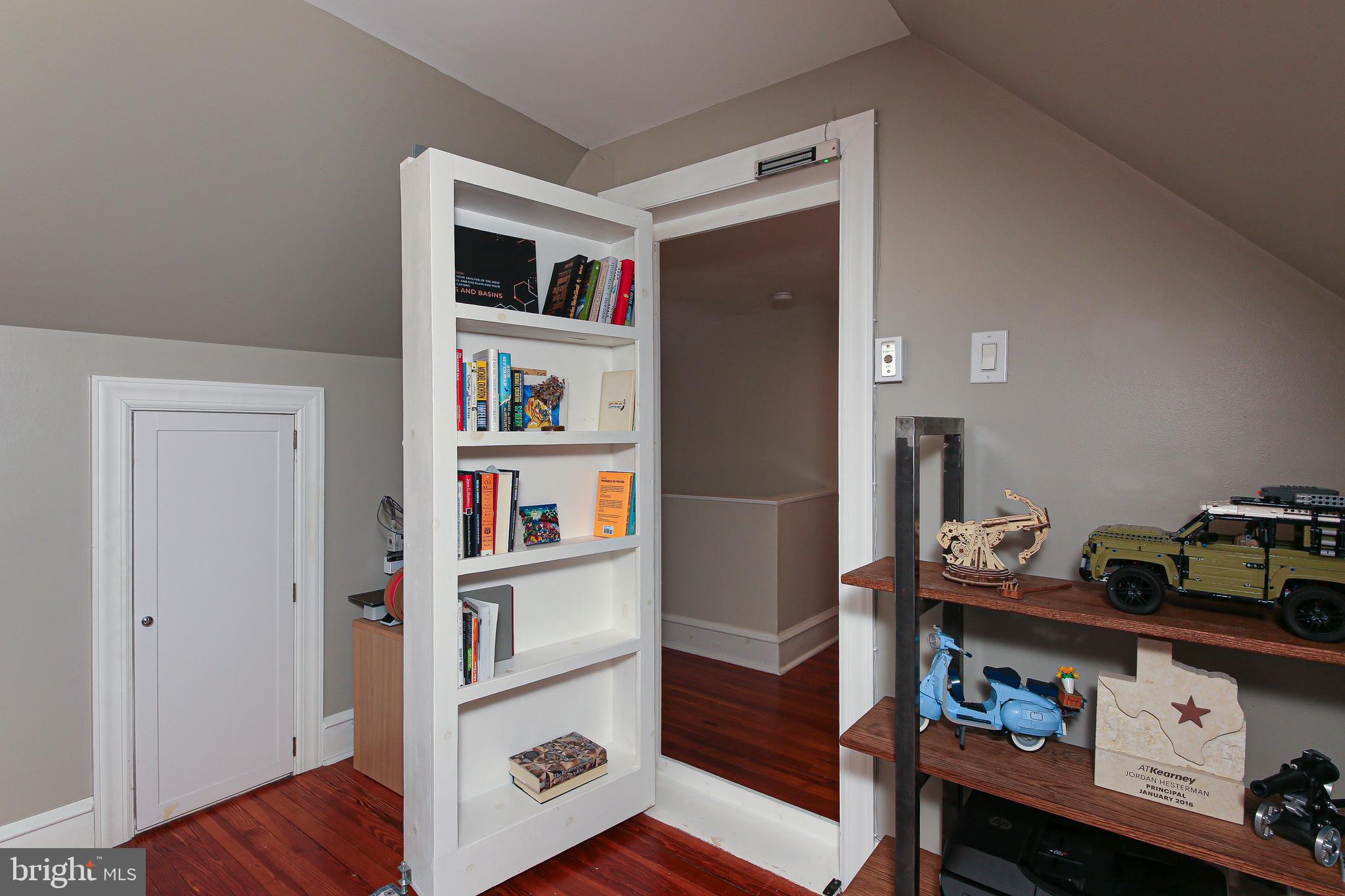 20 Hillside Road Wayne, PA 19087 - Photo 35 of 49 Bedroom #5 has "bookshelf entry."