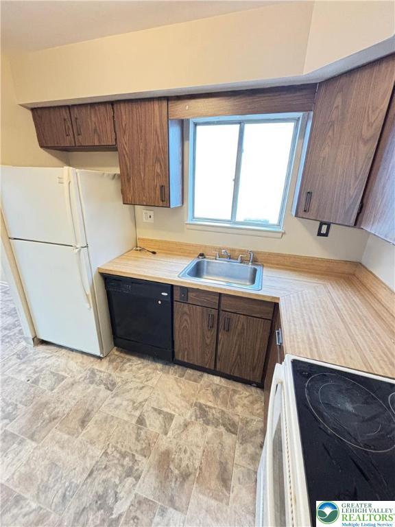 1323 South Howard Street, Unit 2 Allentown, PA 18103 - Photo 8 of 19 a bathroom with a sink and a bathtub