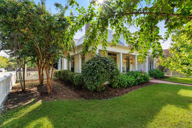 a view of a front of house with a yard