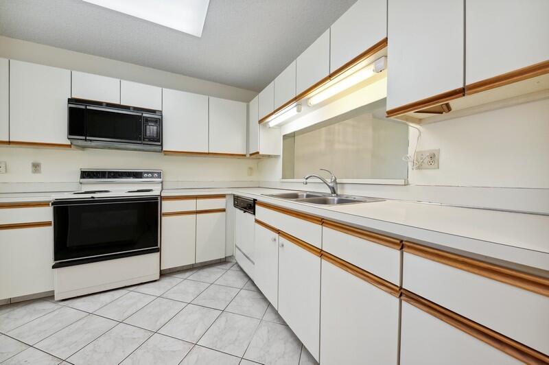 15074 Witney Road, Unit C101 Delray Beach, FL 33484 - Photo 7 of 25 06_15074WitneyRd_Unit101_177001_Kitchen_