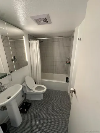 $2,999 | 941 West Hawthorn Street, Unit 8, San Diego, CA 92101