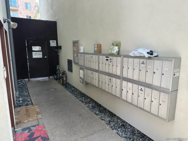 $2,999 | 941 West Hawthorn Street, Unit 8, San Diego, CA 92101