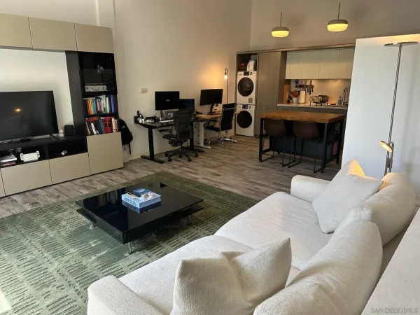 $2,999 | 941 West Hawthorn Street, Unit 8, San Diego, CA 92101