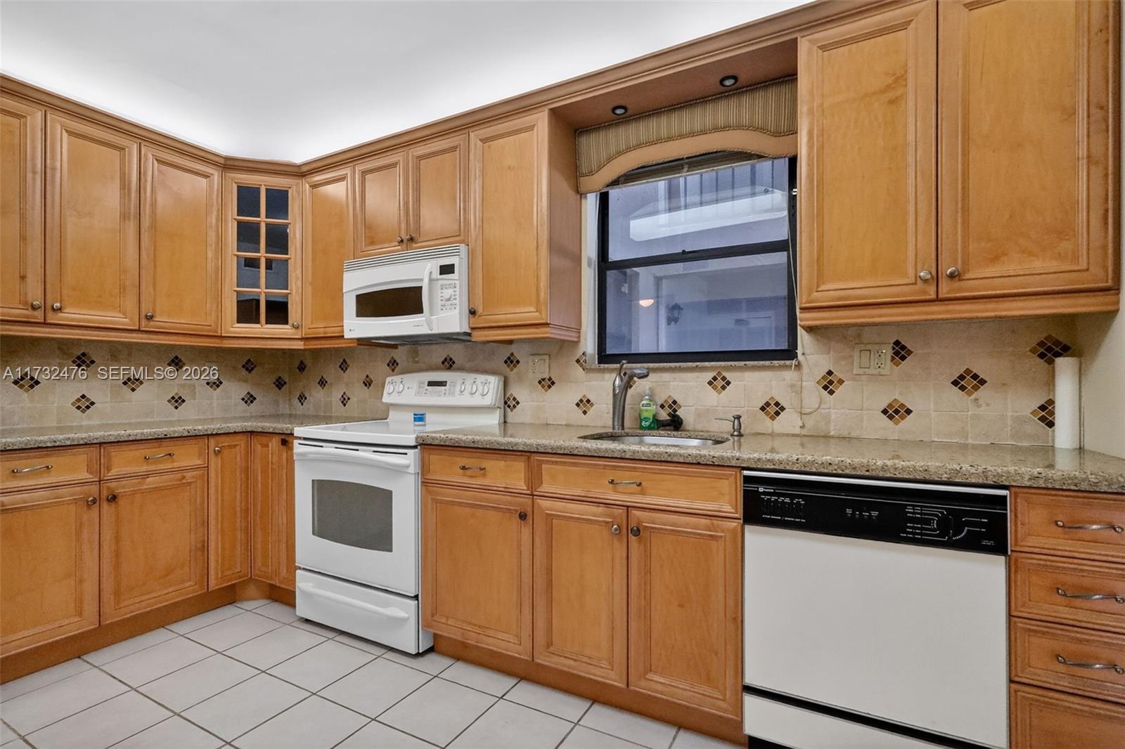 481 Ives Dairy Road, Unit 1054 Miami, FL 33179 - Photo 9 of 36