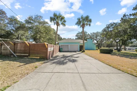 a park view with a entertaining space