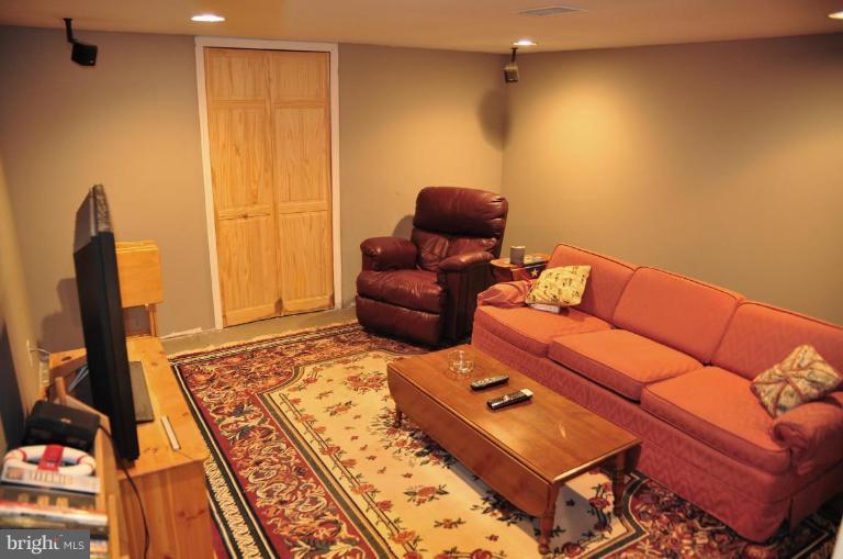 5229 Inverchapel Road Springfield, VA 22151 - Photo 24 of 27 a living room with furniture