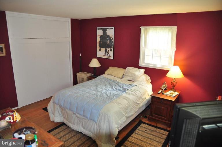 5229 Inverchapel Road Springfield, VA 22151 - Photo 10 of 27 a bedroom with a bed and a window