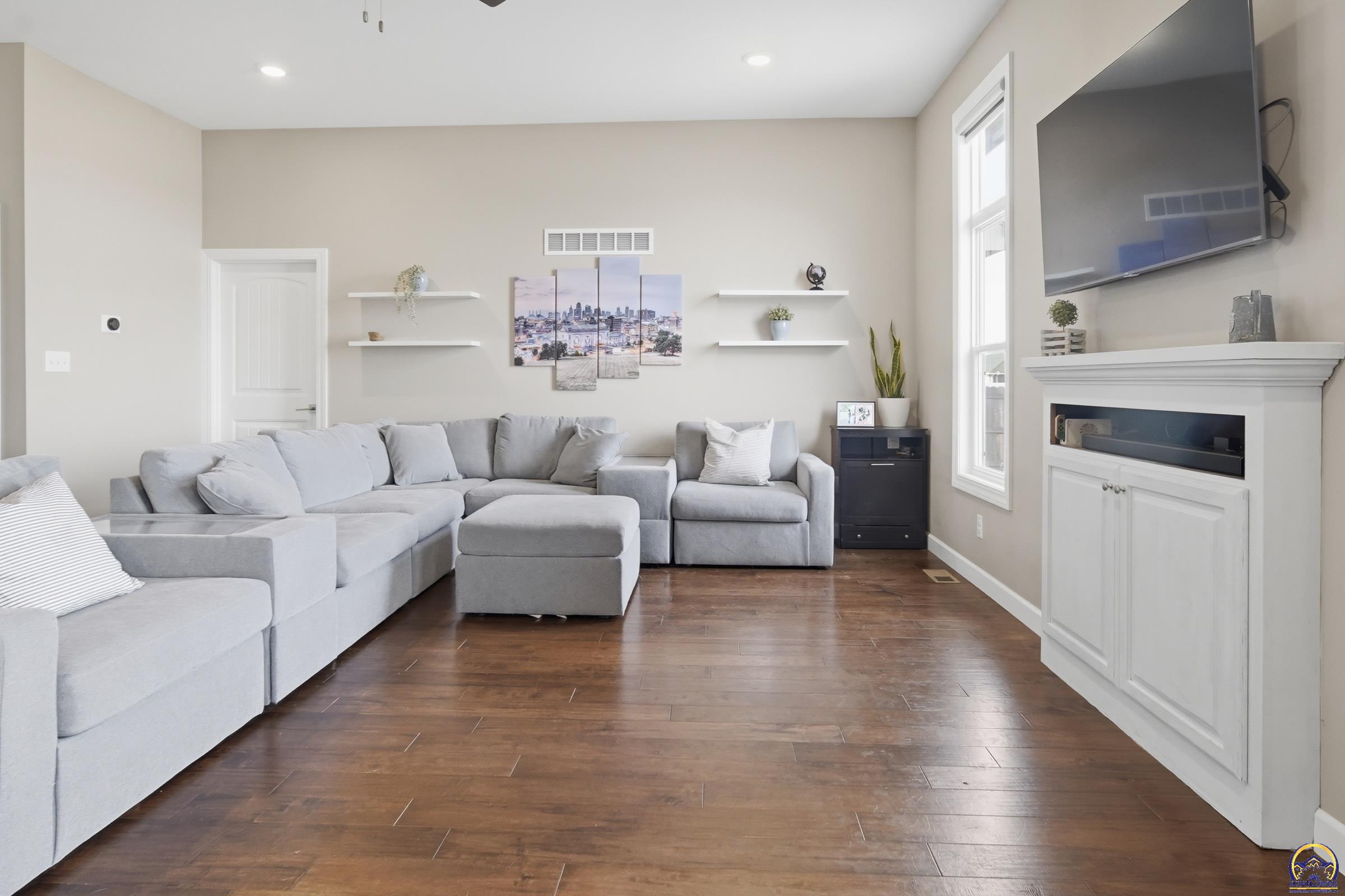 3334 Southwest 43rd Street Topeka, KS 66610 - Photo 5 of 32