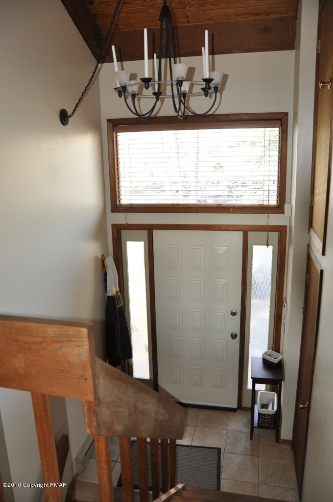 1101 Elgin Way Bushkill, PA 18324 - Photo 11 of 16 Entry foyer