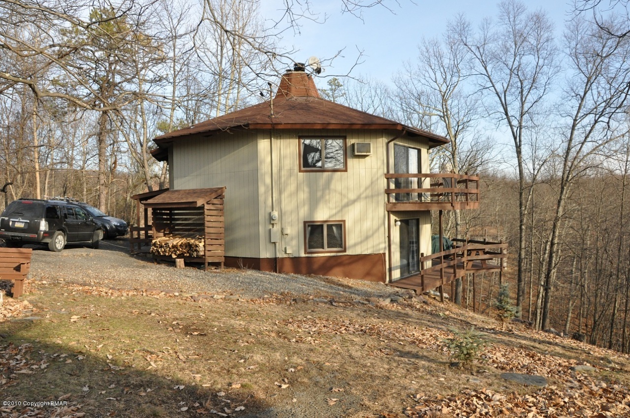 1101 Elgin Way Bushkill, PA 18324 - Photo 2 of 16 Side view