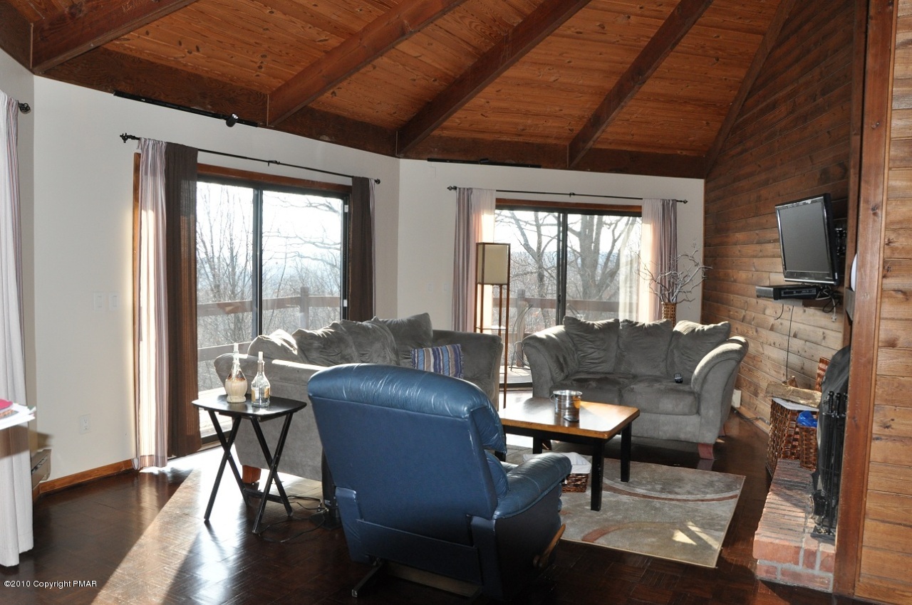 1101 Elgin Way Bushkill, PA 18324 - Photo 6 of 16 Living room