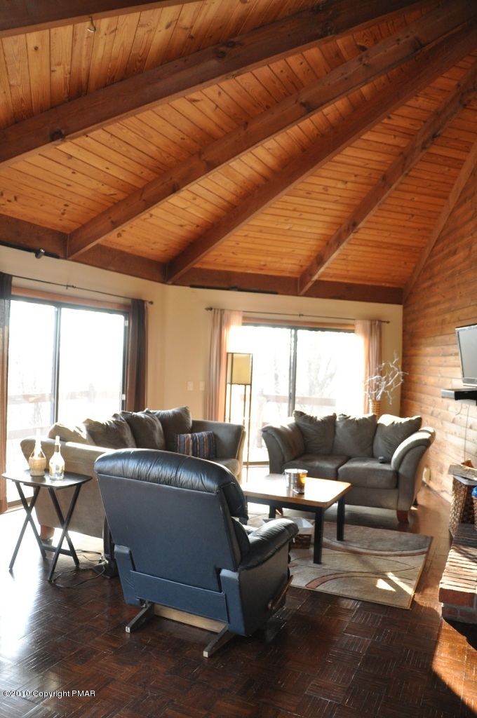 1101 Elgin Way Bushkill, PA 18324 - Photo 7 of 16 Living room