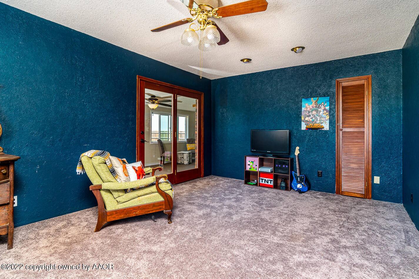 8780 County Line Road Fritch, TX 79036 - Photo 24 of 48 a living room with furniture and a flat screen tv