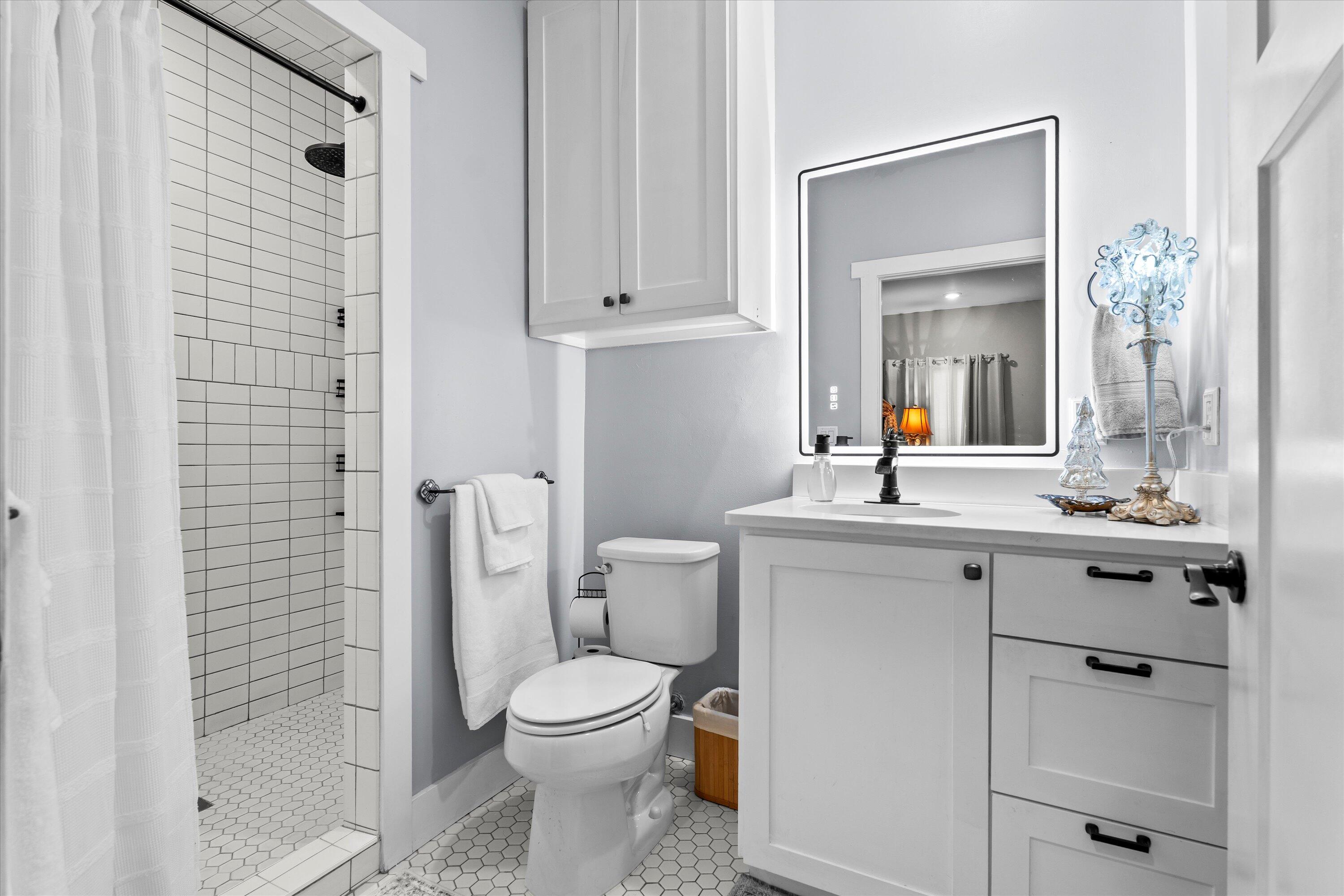 3370 Drill Stem Road Levelland, TX 79336 - Photo 24 of 59 a bathroom with a toilet a sink and shower