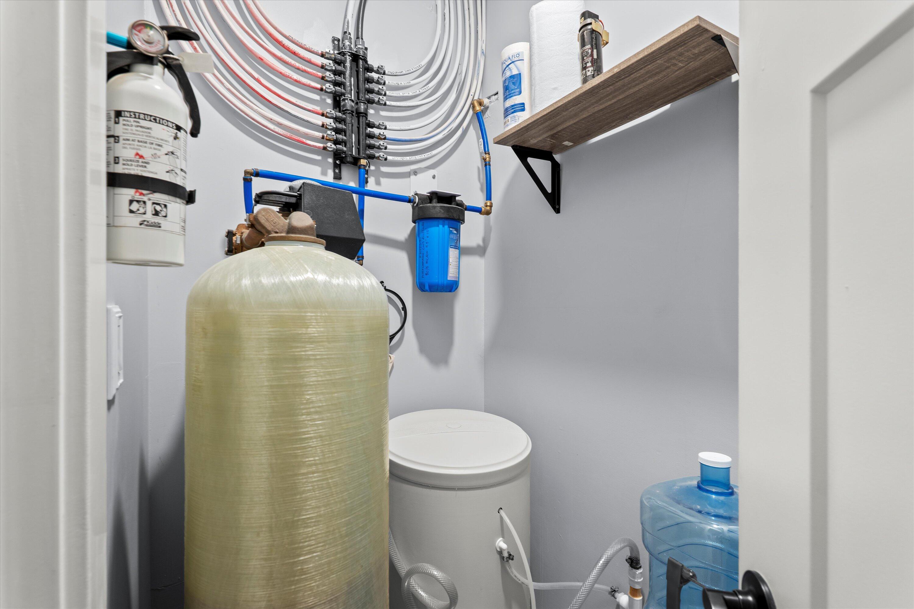 3370 Drill Stem Road Levelland, TX 79336 - Photo 33 of 59 a bathroom with a toilet and a mirror