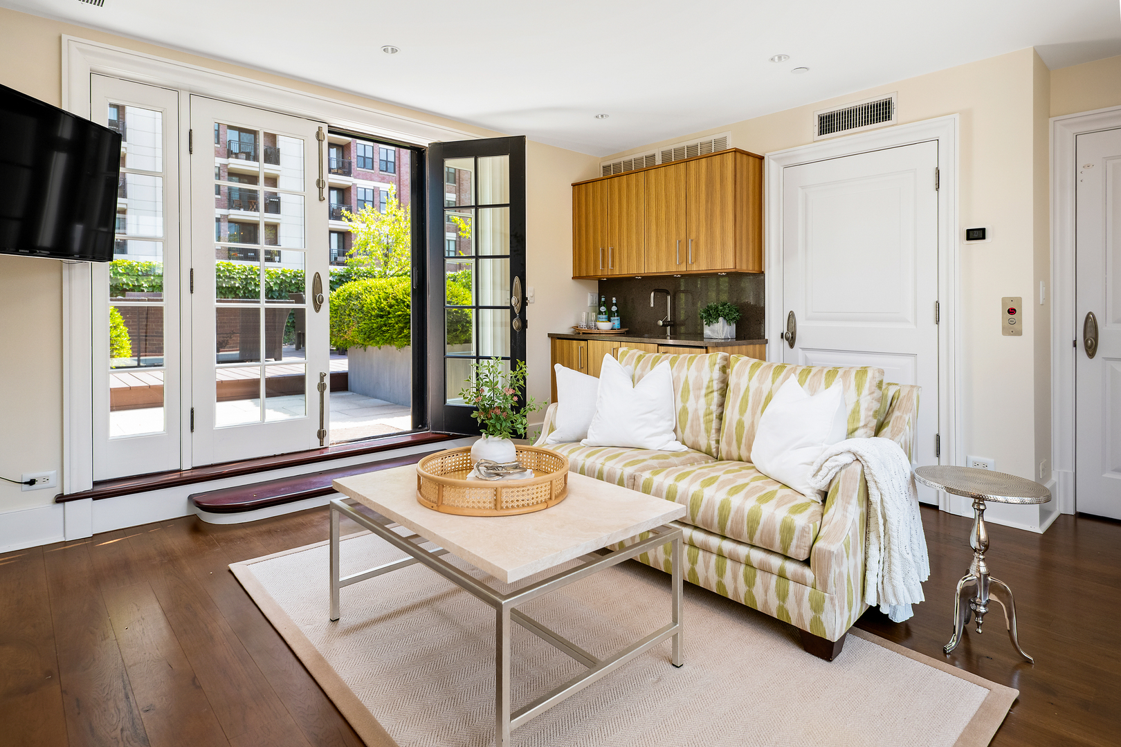 446 West Huron Street Chicago, IL 60654 - Photo 32 of 45 a living room with furniture and a flat screen tv