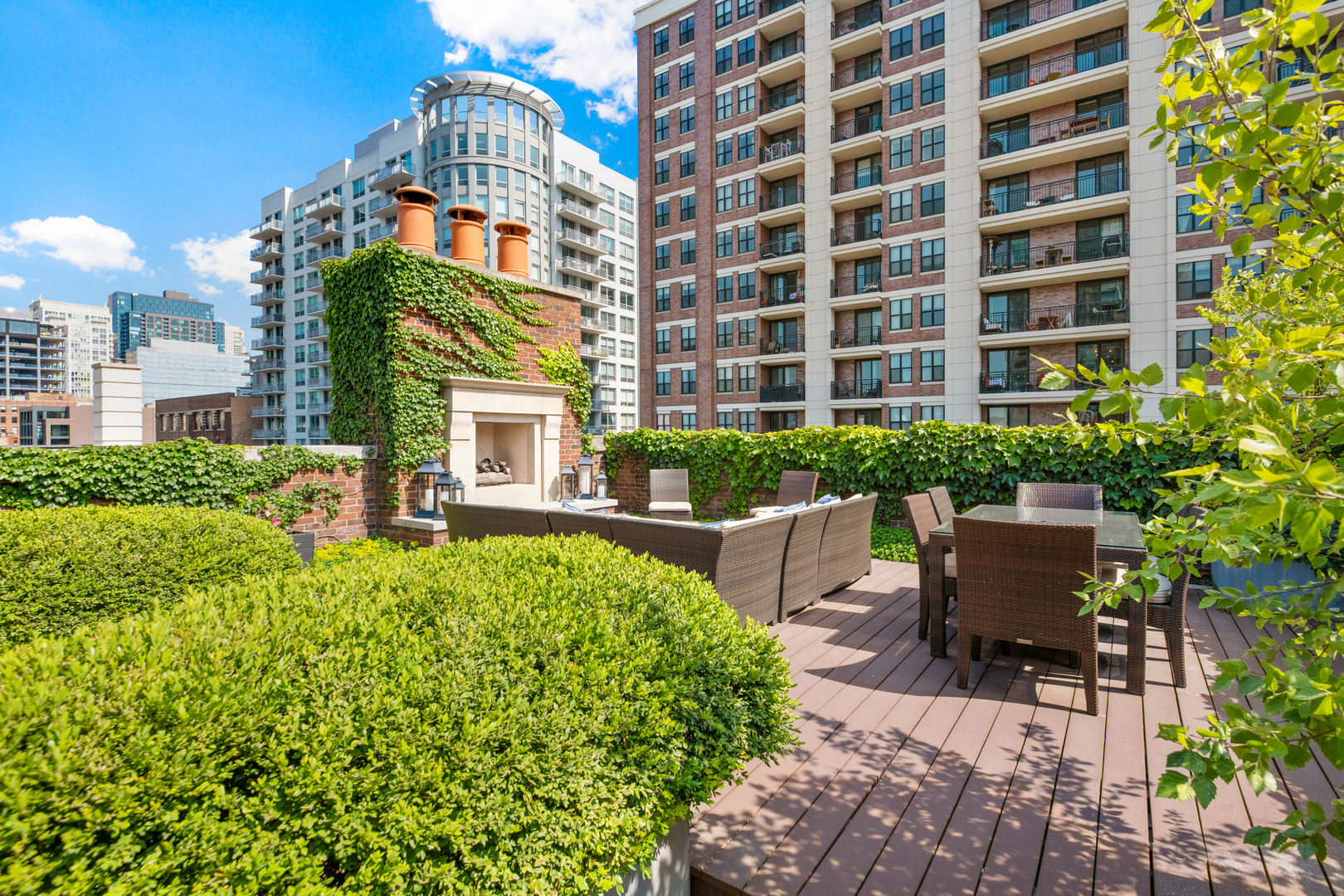 446 West Huron Street Chicago, IL 60654 - Photo 36 of 45 front view of a building