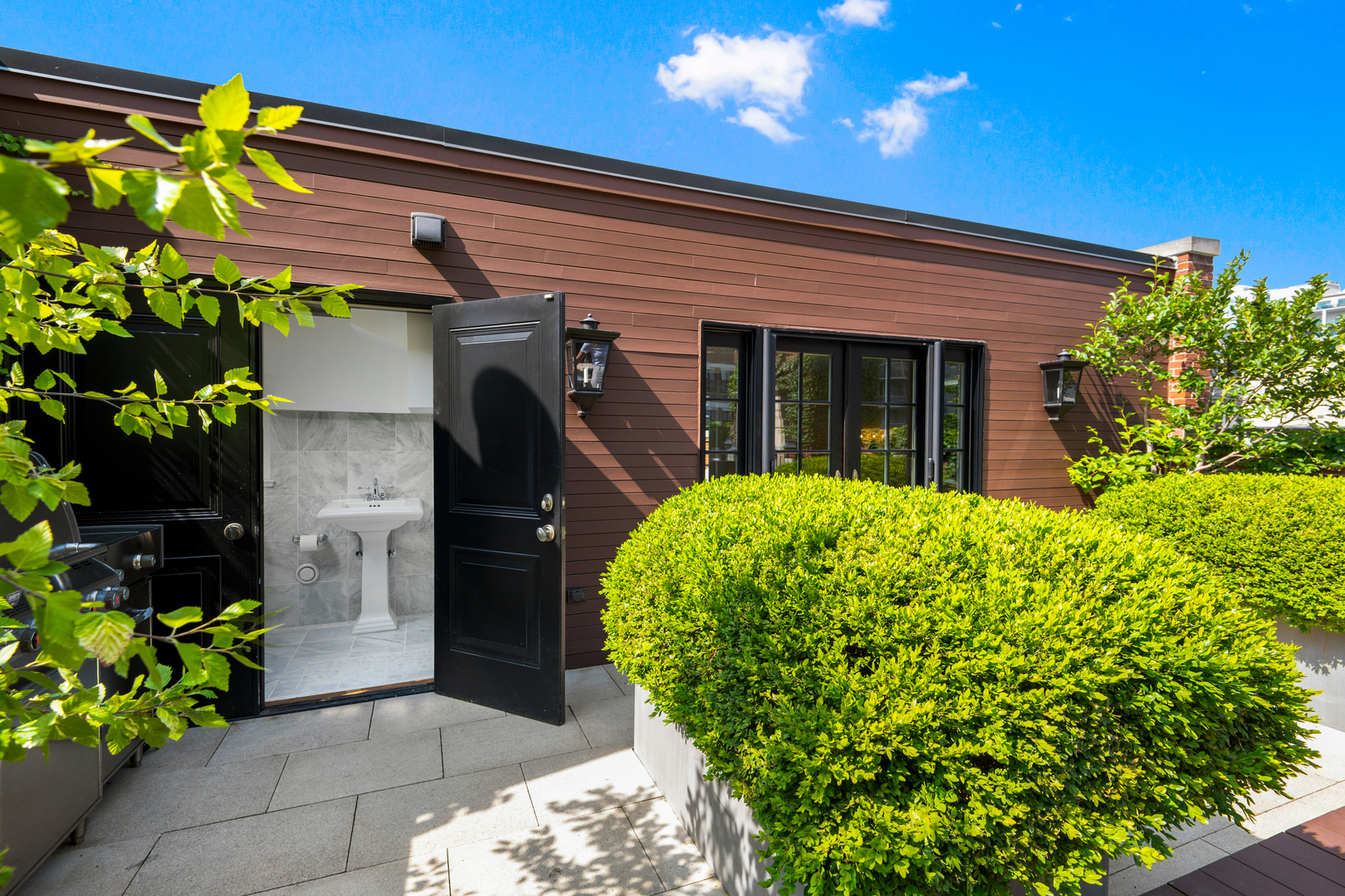 446 West Huron Street Chicago, IL 60654 - Photo 37 of 45 a front view of a house with garden