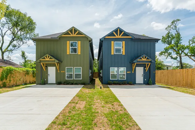 a front view of house with yard