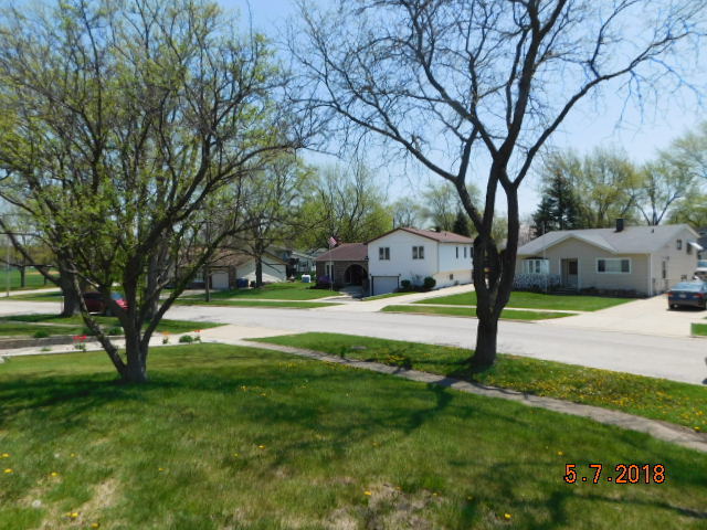 726 Terry Road Glendale Heights, IL 60139 - Photo 26 of 27 a house with swimming pool in front of it