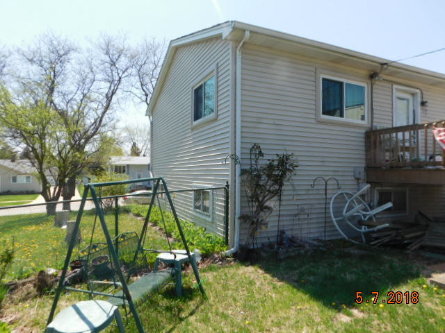 726 Terry Road Glendale Heights, IL 60139 - Photo 8 of 27 a backyard of a house with seating space