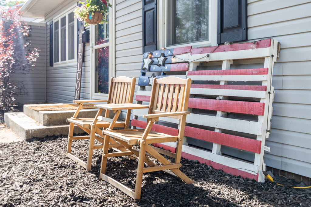 1604 Pine Road Homewood, IL 60430 - Photo 16 of 17 a view of a chairs and table in the backyard