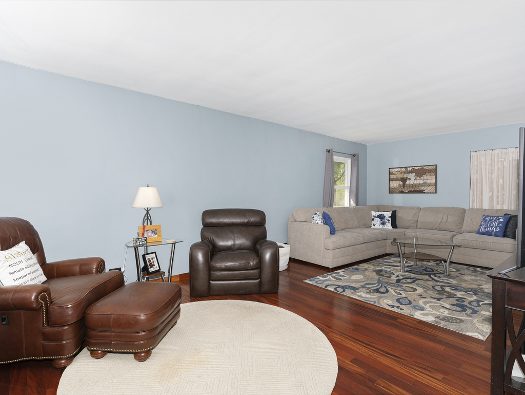 1604 Pine Road Homewood, IL 60430 - Photo 4 of 17 a living room with furniture