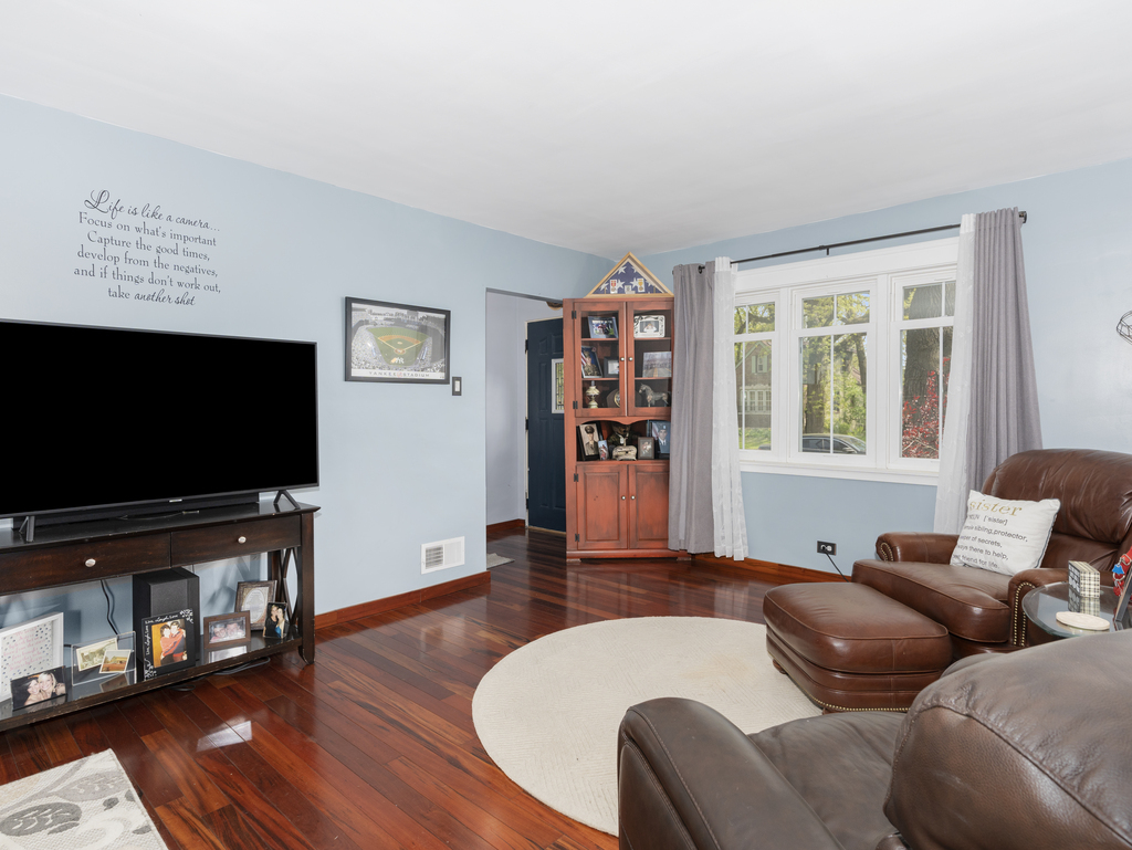 1604 Pine Road Homewood, IL 60430 - Photo 5 of 17 a living room with furniture and a flat screen tv