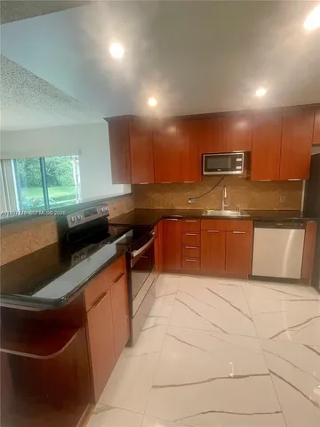 $2,500 | 403 Lakeview Drive, Unit 106, Weston, FL 33326