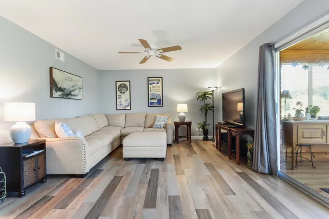 $305,500 | 348 County Road B, Unit 8, Fontana, WI 53125