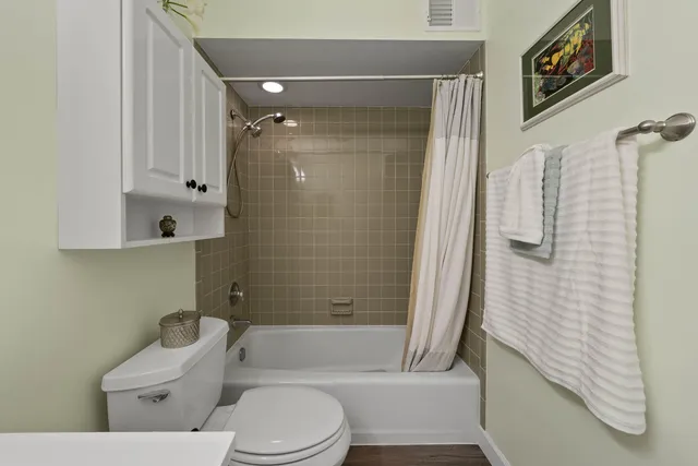 $305,500 | 348 County Road B, Unit 8, Fontana, WI 53125