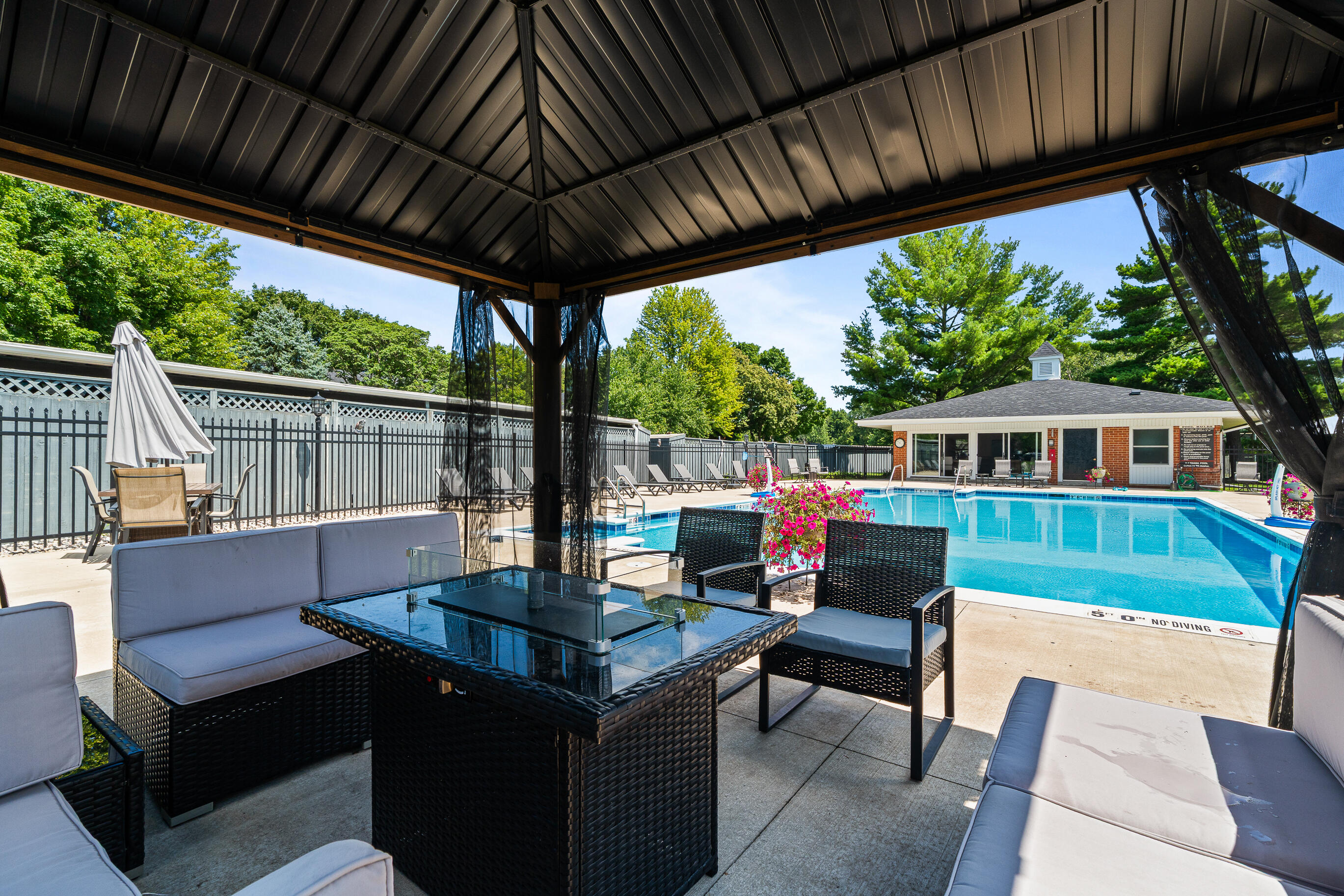 348 County Road B, Unit 8 Fontana, WI 53125 - Photo 39 of 83 Countrty Fairway Pool