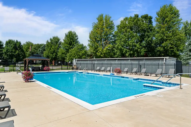 $305,500 | 348 County Road B, Unit 8, Fontana, WI 53125