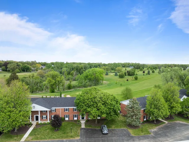 $305,500 | 348 County Road B, Unit 8, Fontana, WI 53125