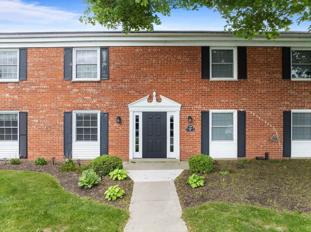 $305,500 | 348 County Road B, Unit 8, Fontana, WI 53125