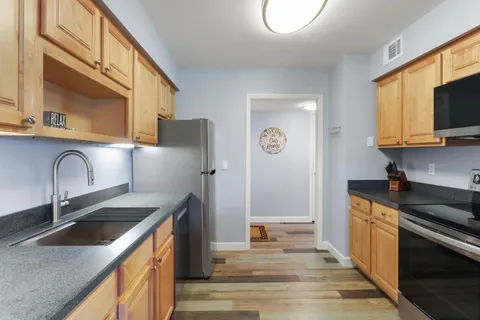 $305,500 | 348 County Road B, Unit 8, Fontana, WI 53125