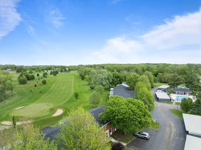 $305,500 | 348 County Road B, Unit 8, Fontana, WI 53125