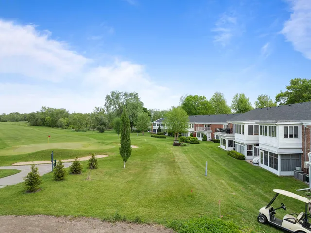 $305,500 | 348 County Road B, Unit 8, Fontana, WI 53125