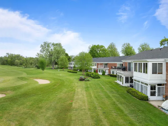 $305,500 | 348 County Road B, Unit 8, Fontana, WI 53125